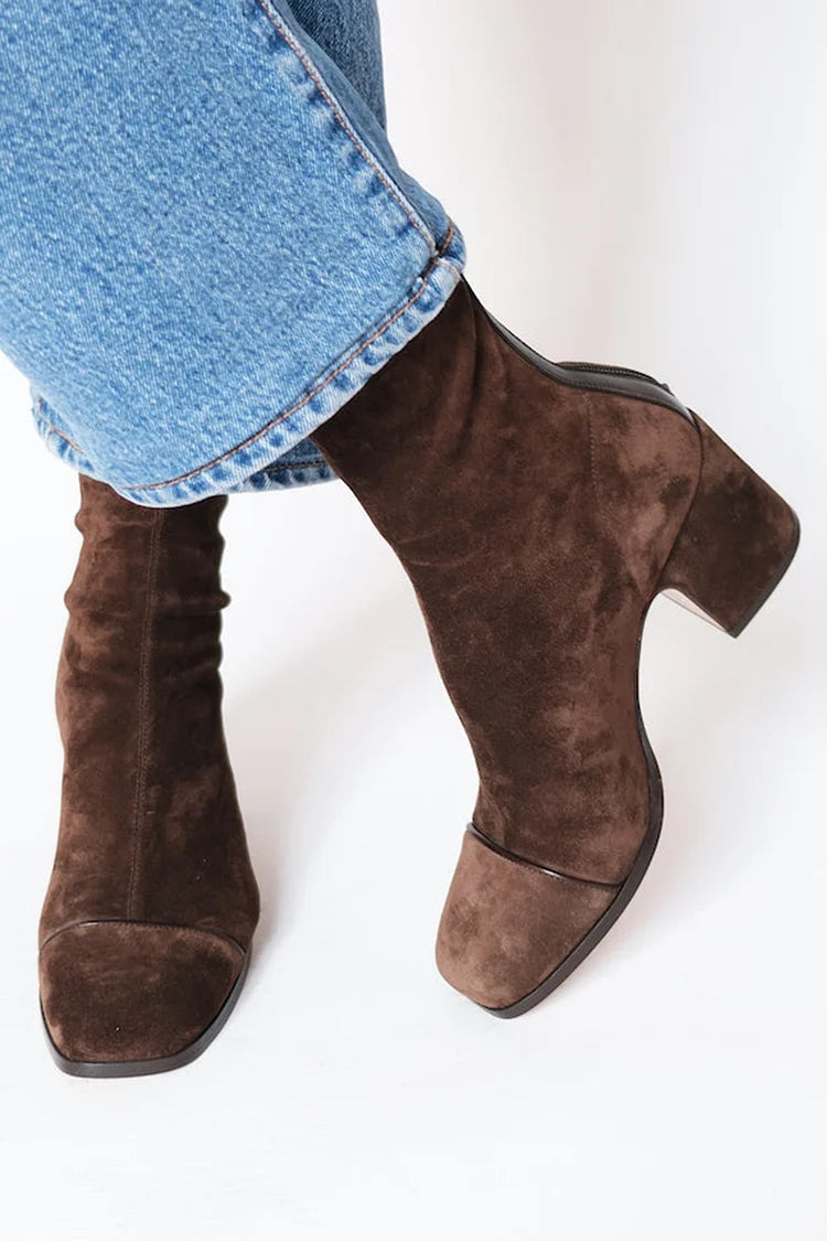 Elegant boots in six shades for women