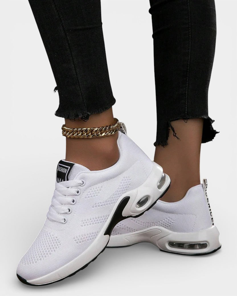Comfort slippers in black and white for women