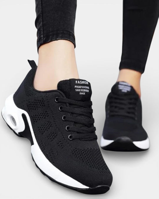 Comfort slippers in black and white for women