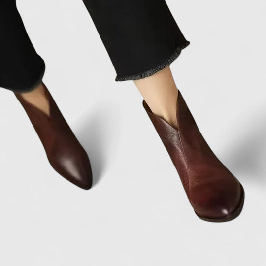 Everyday boots in dark brown and black for women