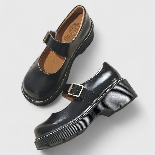 Polished shoes in black and brown for women