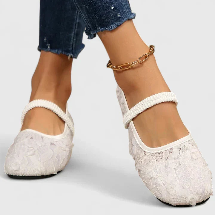 Comfort shoes in black and white for women