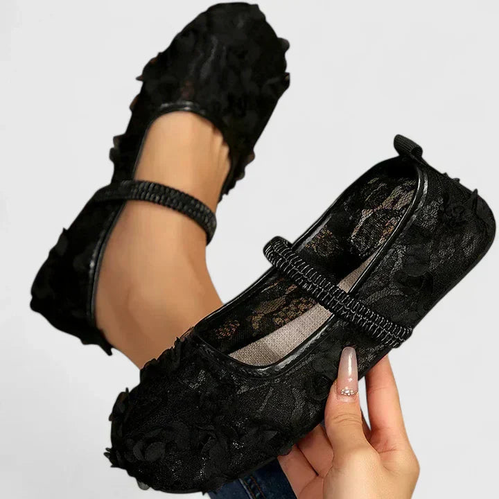 Comfort shoes in black and white for women