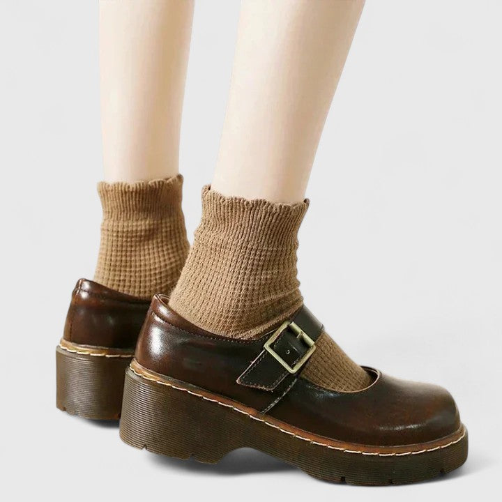 Polished shoes in black and brown for women