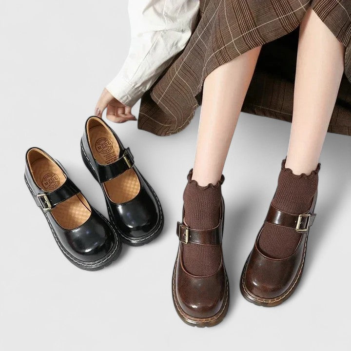 Polished shoes in black and brown for women