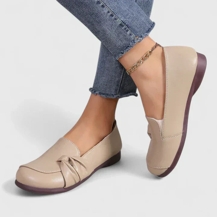 Elegant shoes in black, orange and beige for women