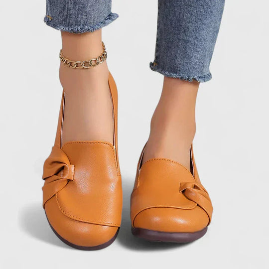 Elegant shoes in black, orange and beige for women