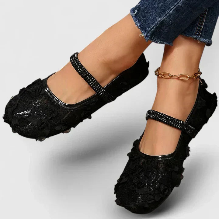 Comfort shoes in black and white for women