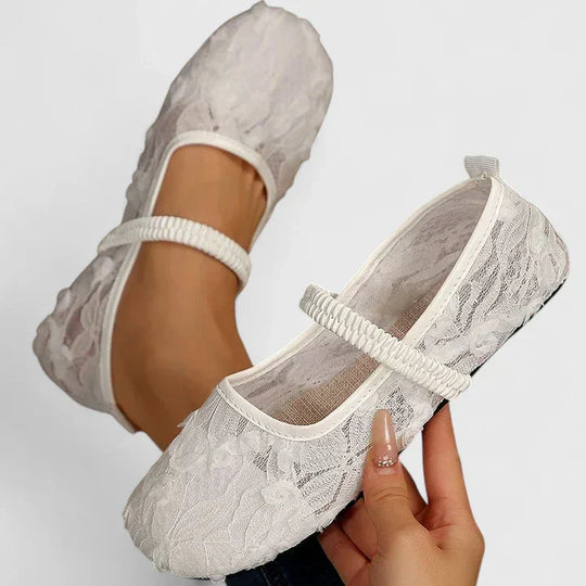 Comfort shoes in black and white for women