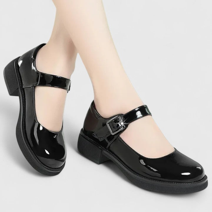Comfort shoes in black and matte black for women