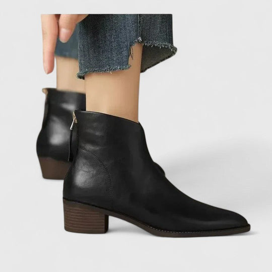 Everyday boots in dark brown and black for women
