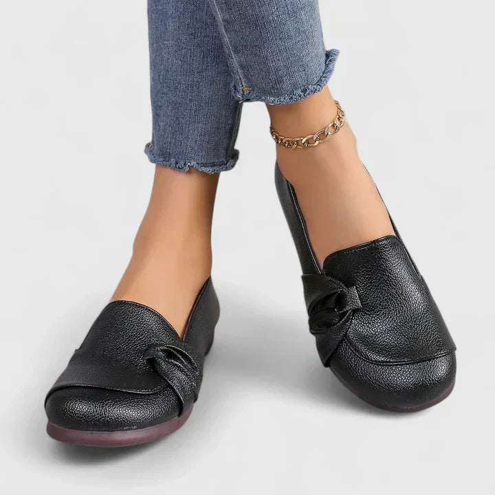 Elegant shoes in black, orange and beige for women