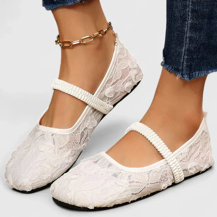 Comfort shoes in black and white for women