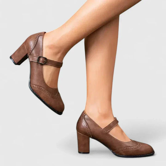 Comfort shoes in black and brown for women