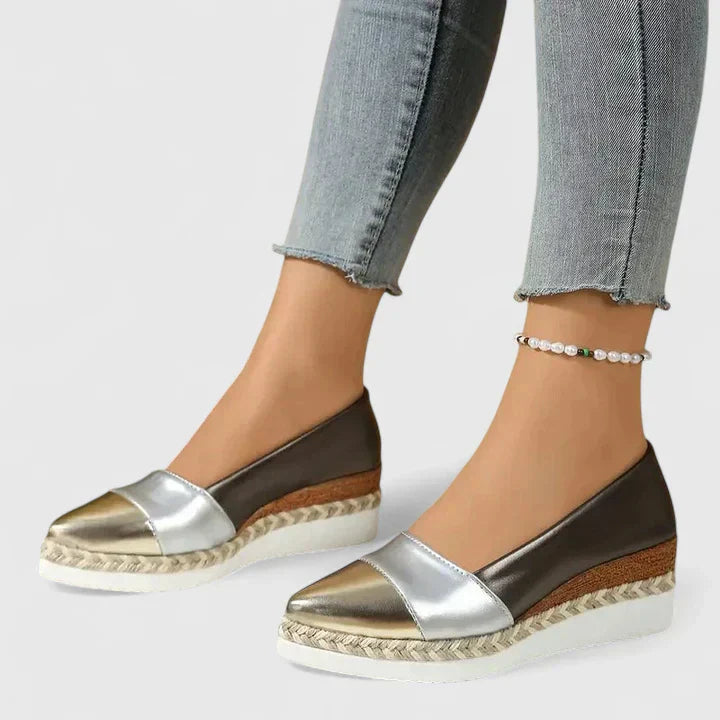 Comfort loafers in dark gold, black and cream for women