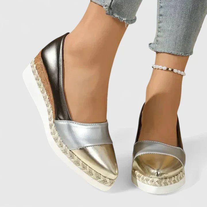 Comfort loafers in dark gold, black and cream for women