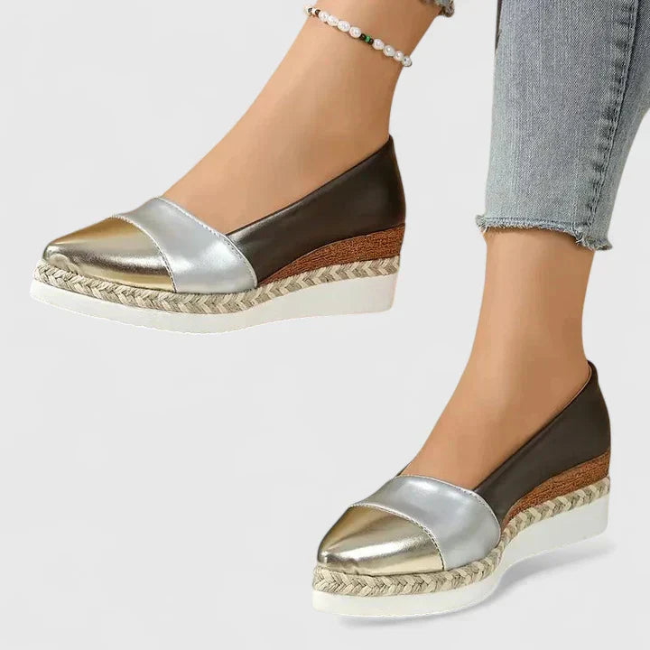 Comfort loafers in dark gold, black and cream for women