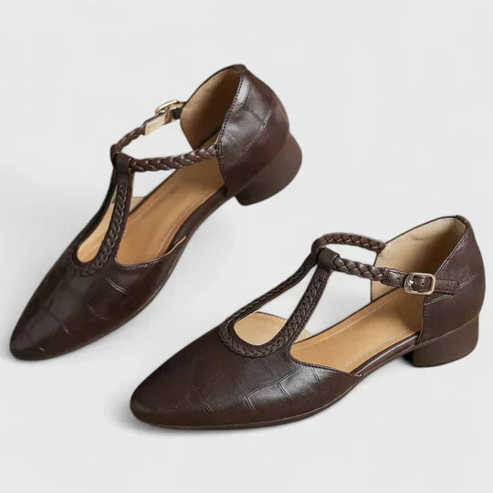 Comfort shoes in brown and black for women